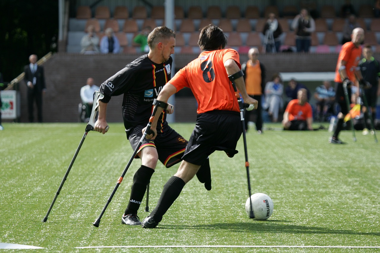 Killar spelar fotboll